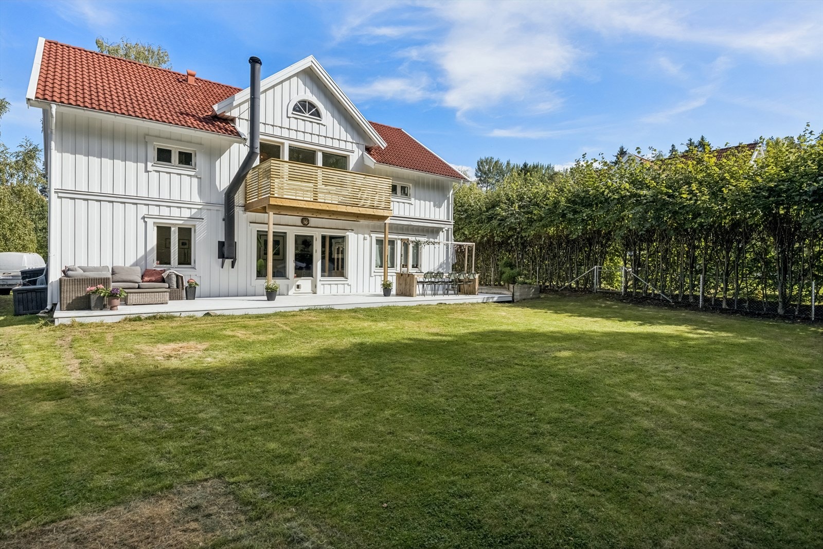 Huset var nybygget i år 2000 og er nymalt og balkong er nybygget. Stor skjermet hage. Galleribilde