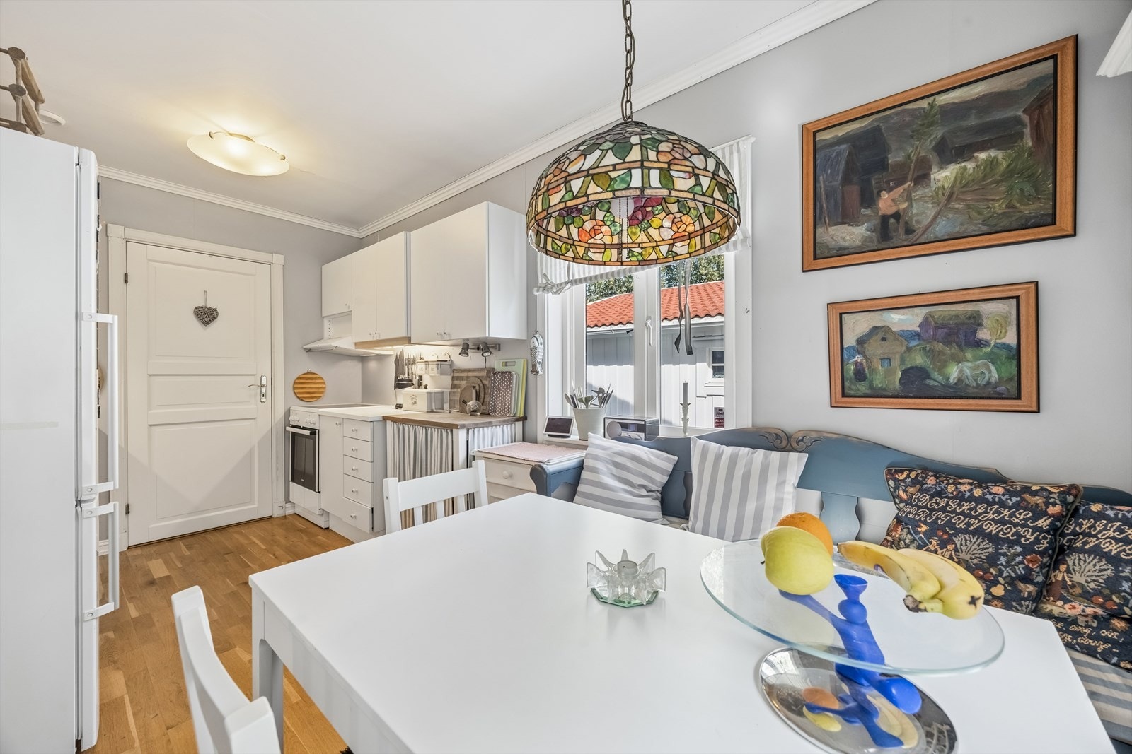 Hybeldelen har egen inngang og et praktisk kjøkken med spiseplass. Frittstående komfyr, oppvaskmaskin og frys- kjøleskap som medfølger. Galleribilde