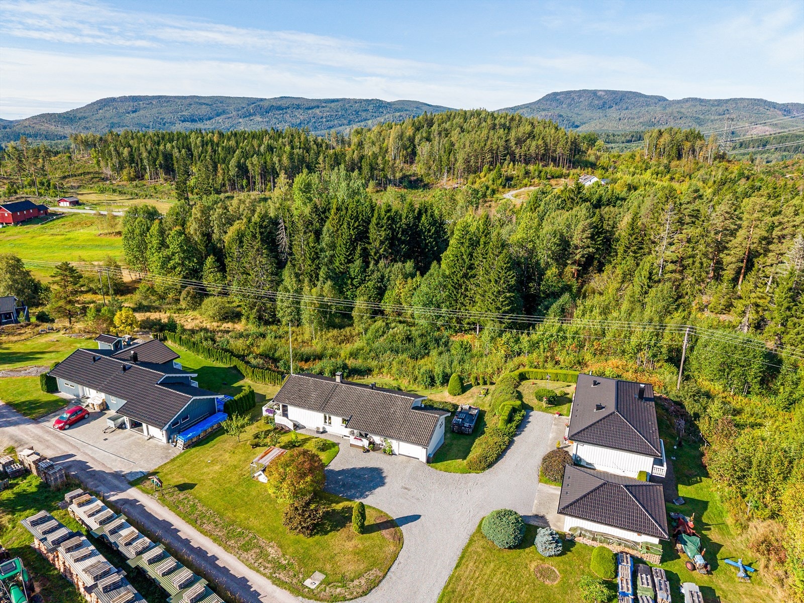 Nærområdet byr på varierte tur- og badeområder som Slettevannet, Venstøptjern og fjellvannet. Galleribilde
