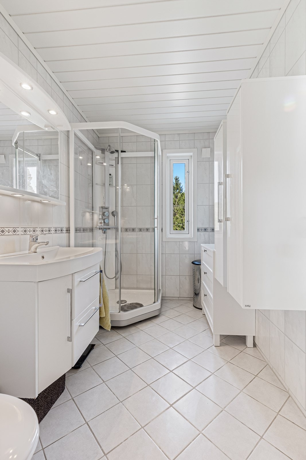 Badet i 1. etasje ble oppgradert i 2012 med flislagt gulv, gulvvarme og dusjkabinett. Galleribilde