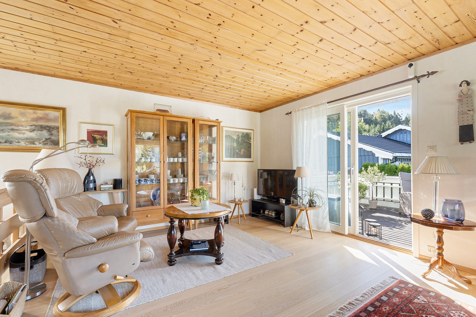 Fra stuen er det direkte utgang til terrassen via skyvedør. Galleribilde