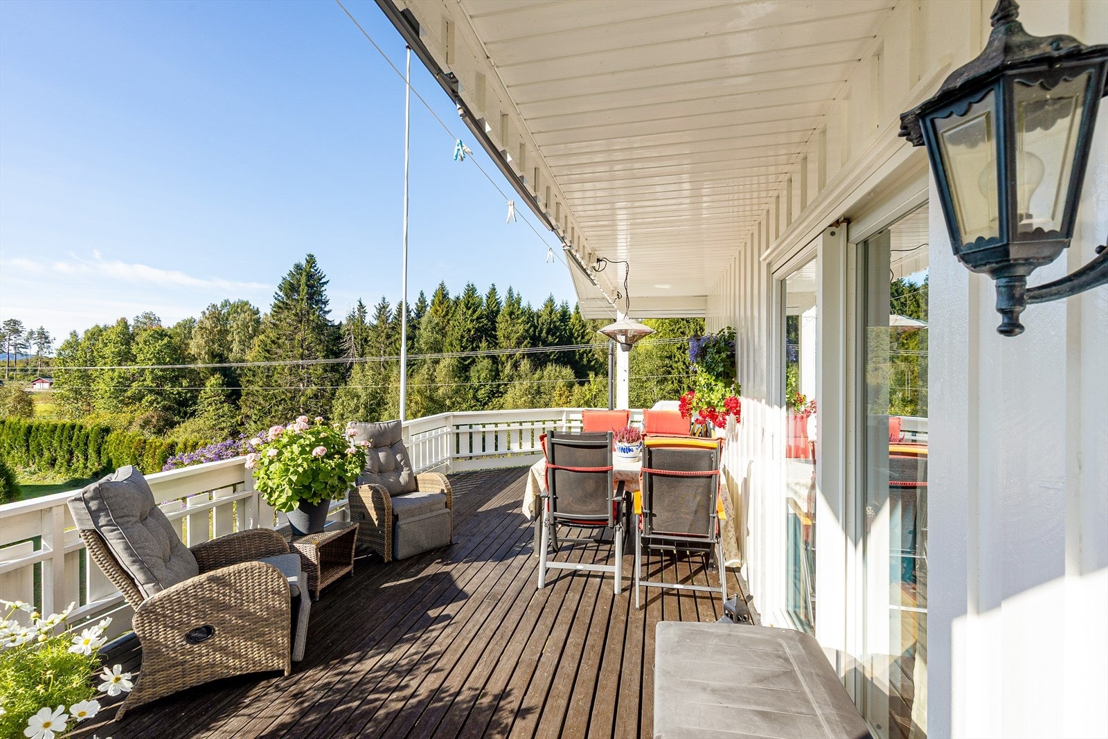 Uteplassen har gode solforhold og fin plass til ulike sittegrupper. Galleribilde