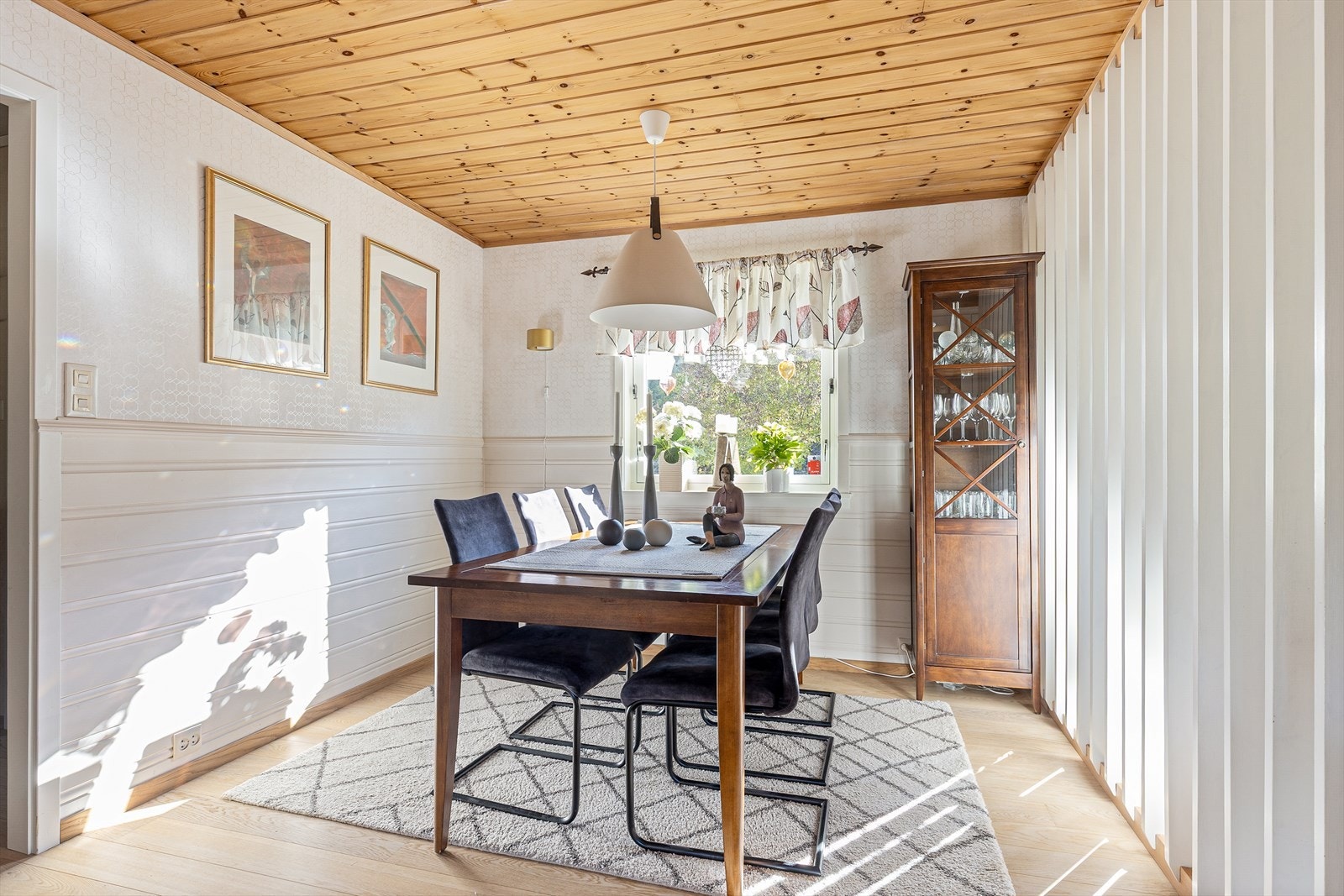 Spiseplassen har parkett på gulv og brystpanel på veggene. Galleribilde