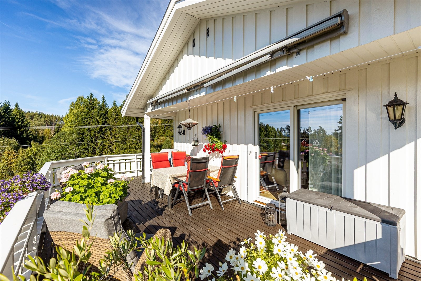 Terrassen har montert markise for solskjerming. Galleribilde