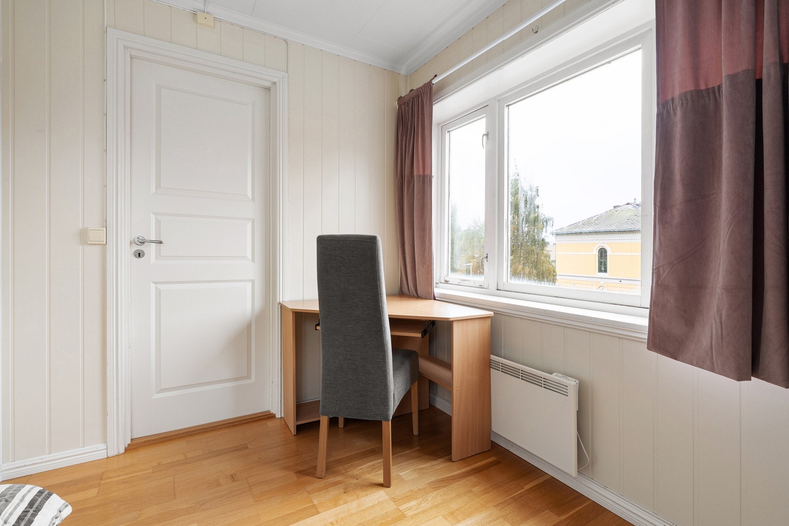 Det er god plass til kontorplassen.