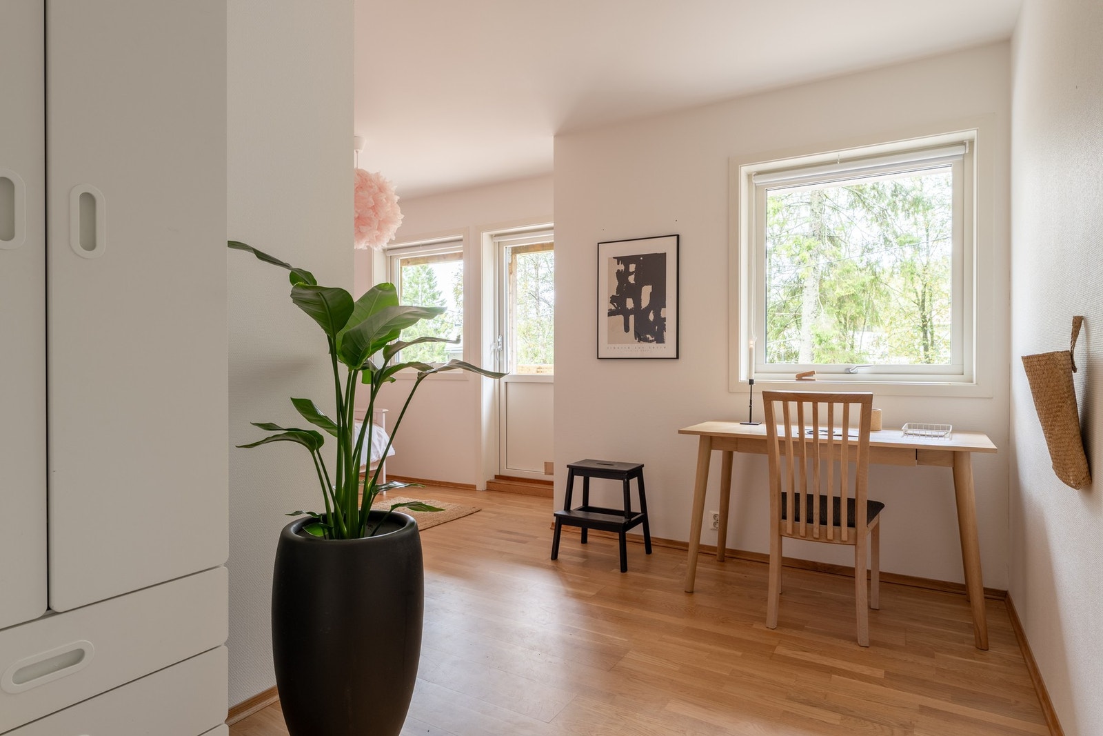 Her har du god plass til seng, skrivebord og diverse møblement. Galleribilde