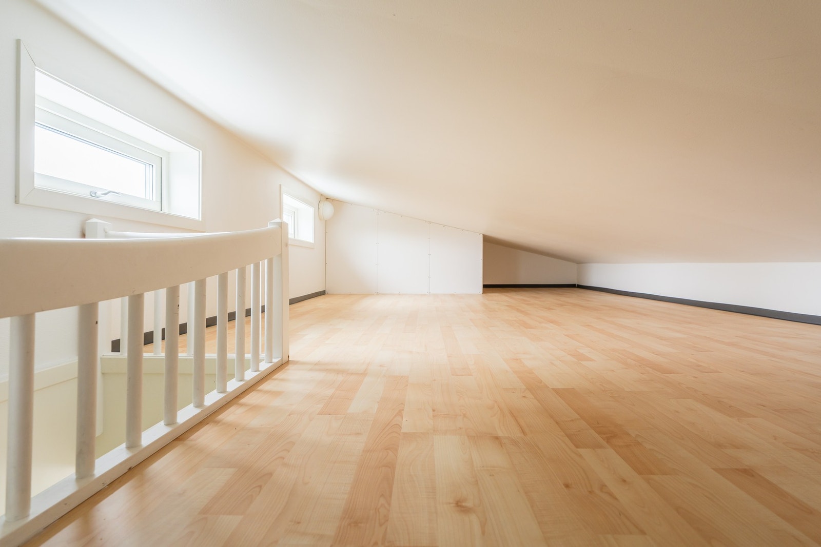 Fra stuen leder trappen opp til det store loftet, som gir usedvanlig gode og lett tilgjengelige oppbevaringsmuligheter Galleribilde