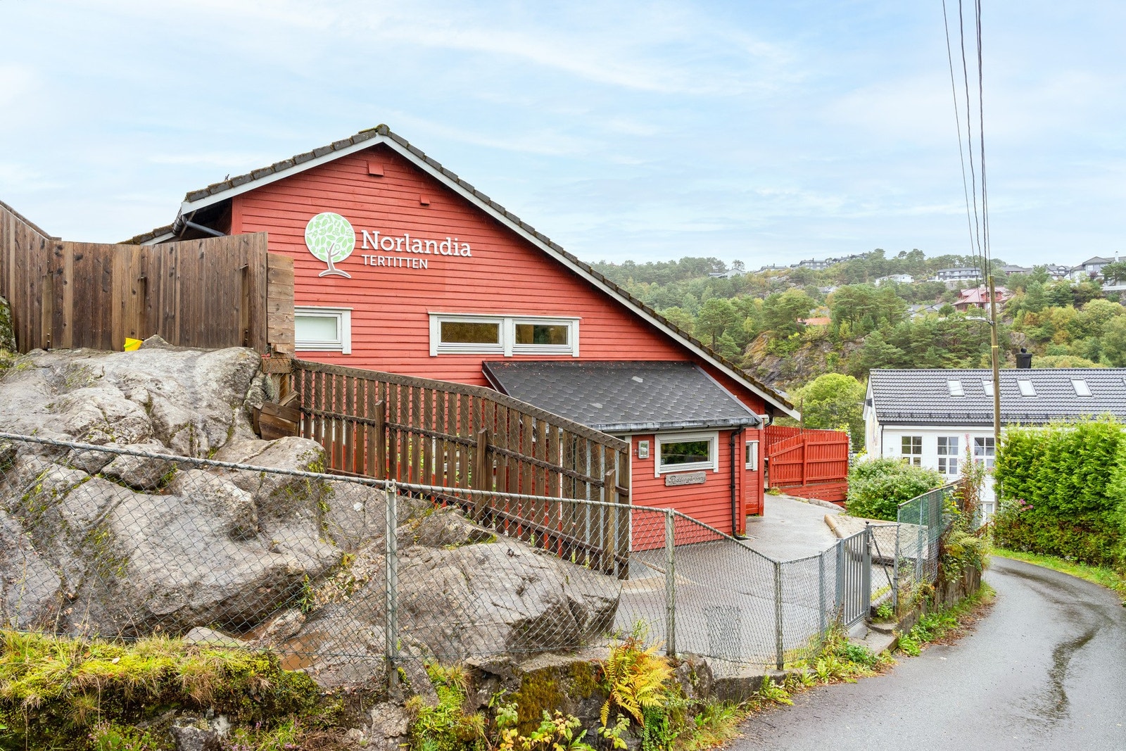 Barnehagen ligger kun et steinkast unna boligen. Galleribilde