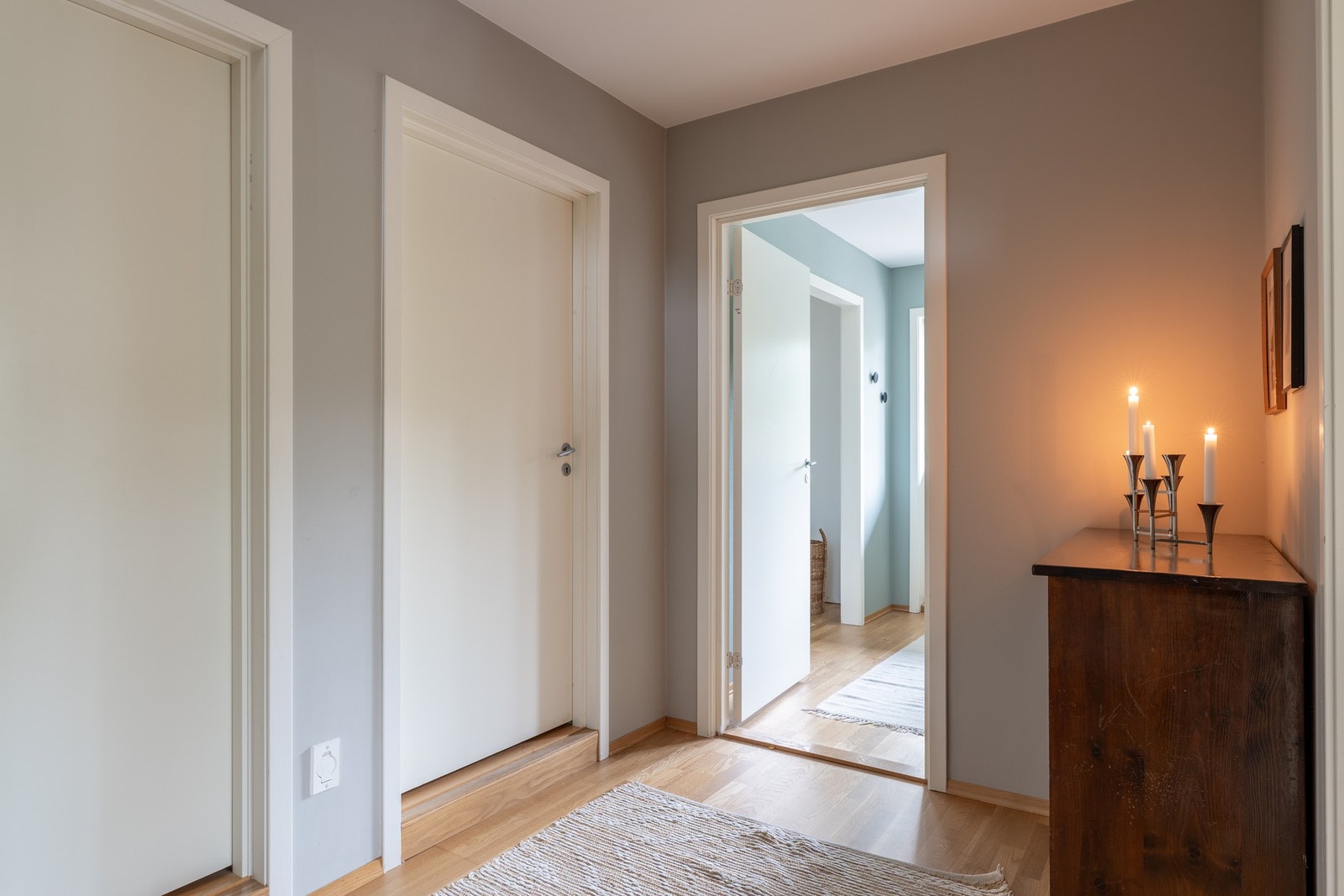 I underetasjen finner du gang, tre soverom av god størrelse, eget kledningsrom, bad og vaskerom. Galleribilde