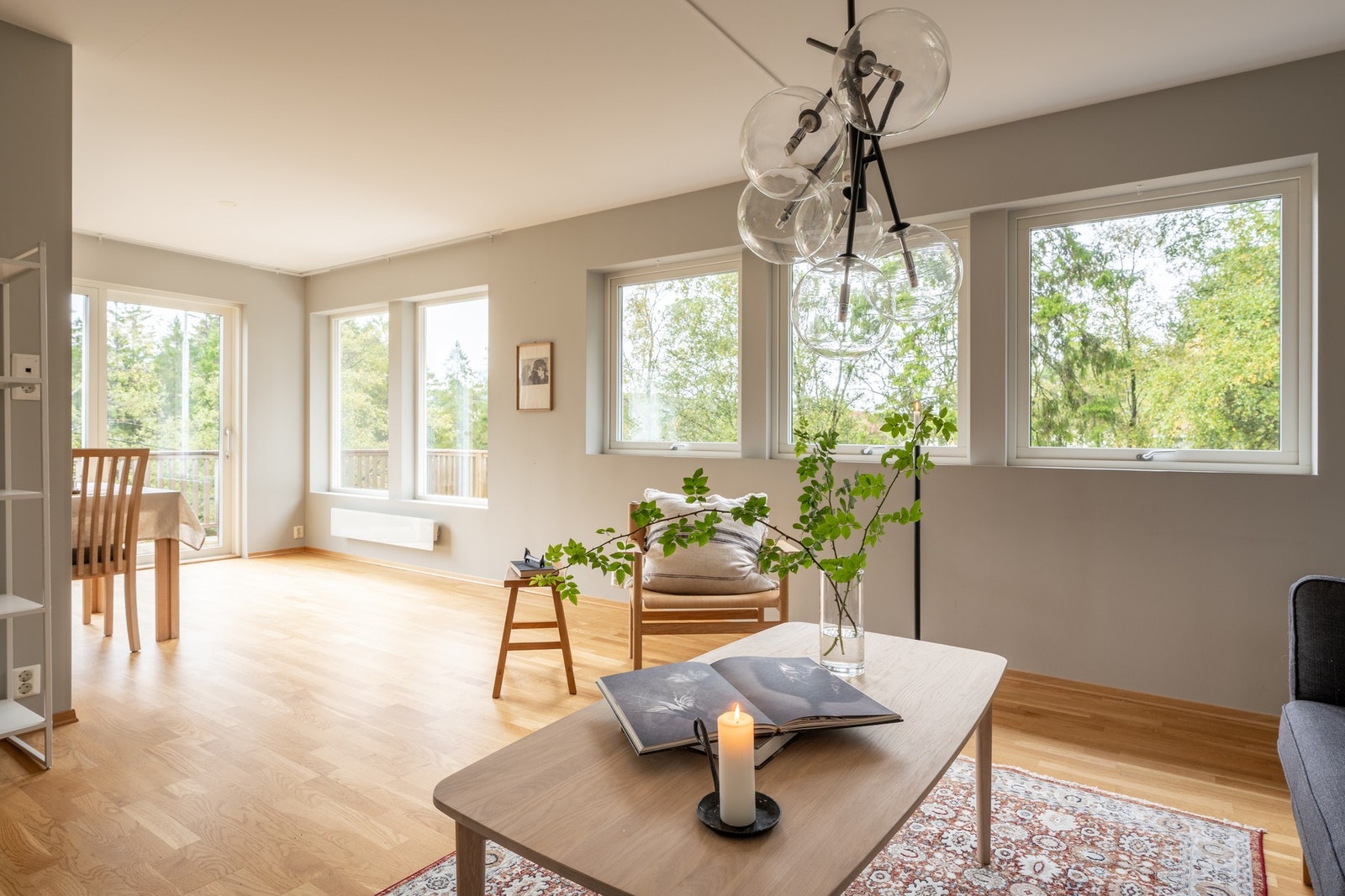 Samtidig er det en egen sone for sittegruppe, som bidrar til en avslappet og hyggelig atmosfære. Galleribilde