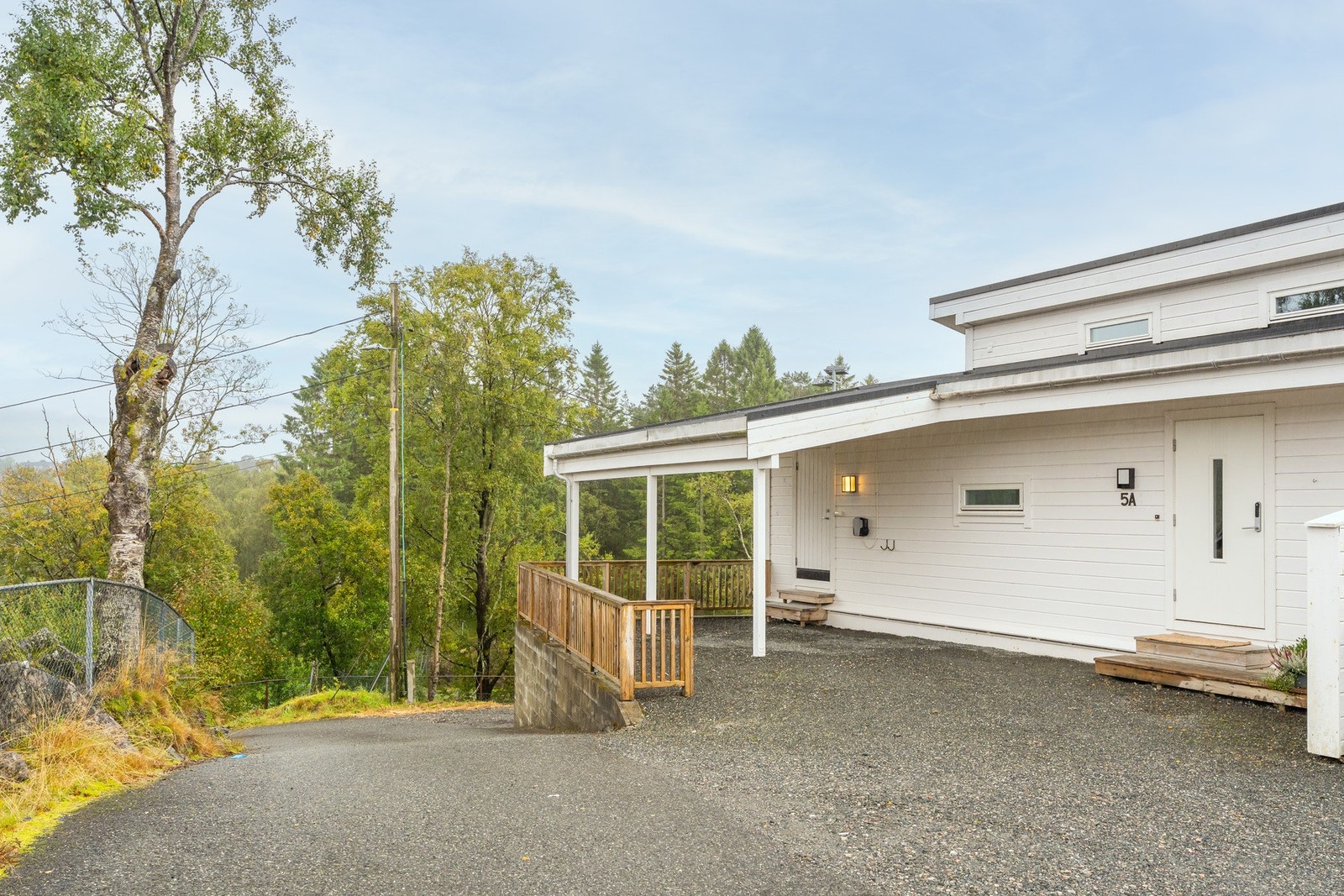 Boligen ligger på en felles tomt som er pent
opparbeidet med grusinnkjørsel, parkeringsplass og carport. Galleribilde
