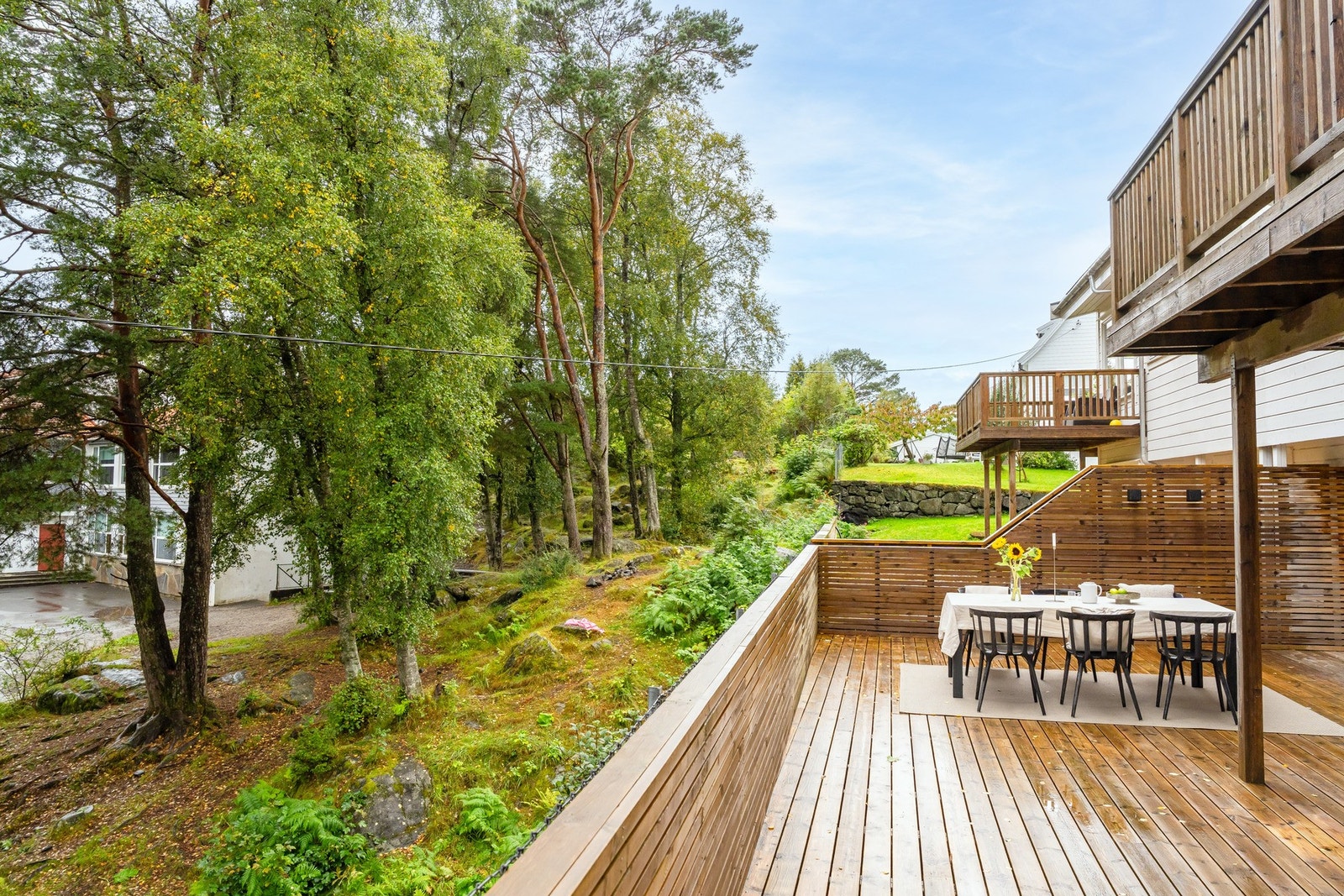 Fra boligen har du en stor og solrik terrasse på ca. 57 kvm. Galleribilde