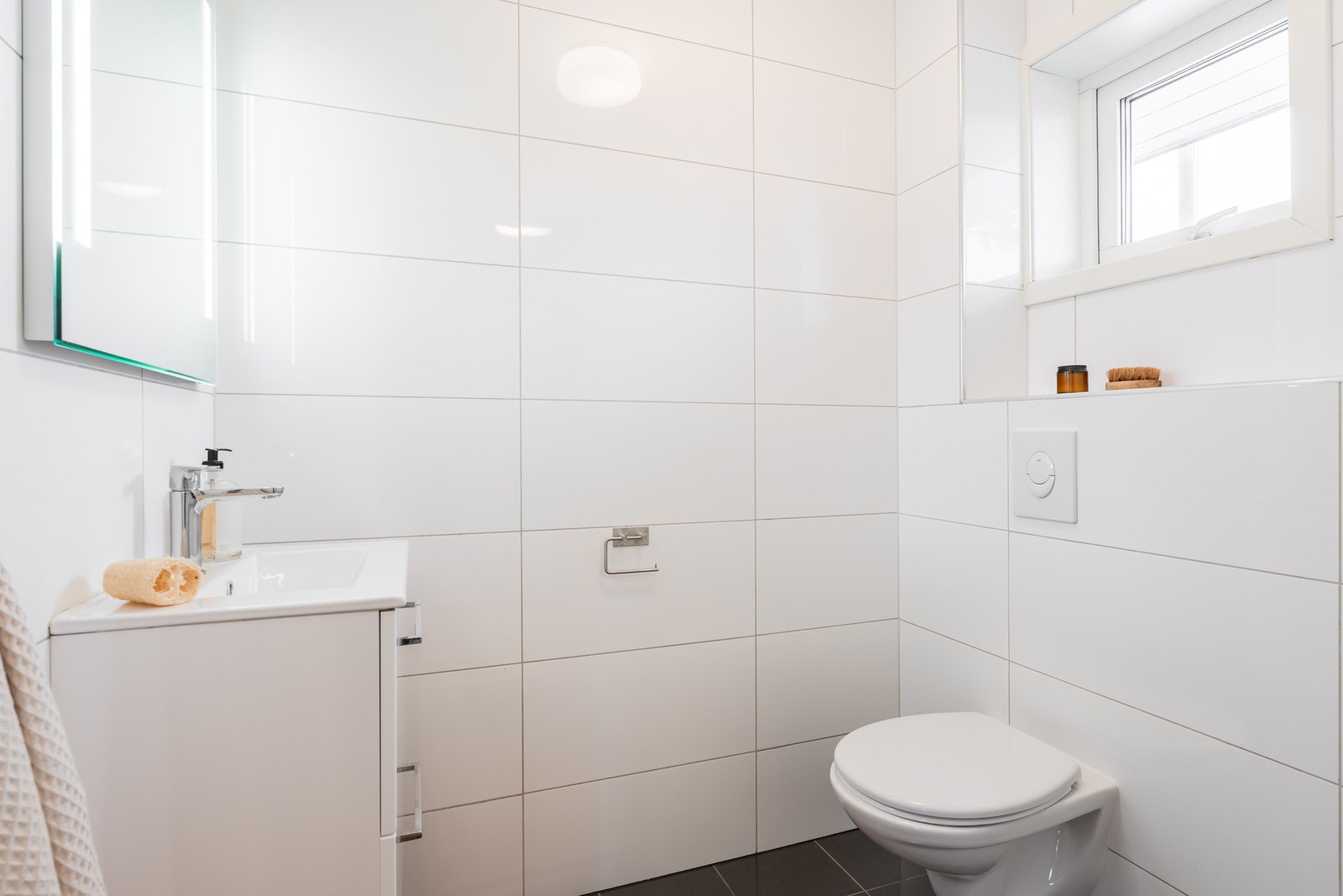 Etasjen har ett toalettrom. Det er utstyrt med vegghengt toalett og servant. Galleribilde