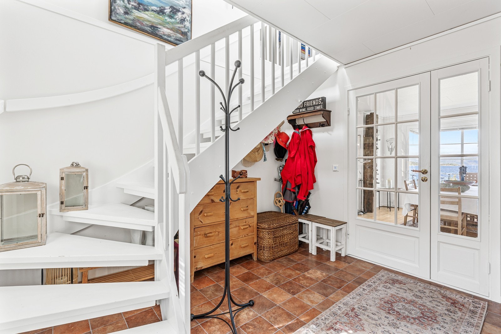Romslig entré med god plass til oppheng av yttertøy og sko. Galleribilde