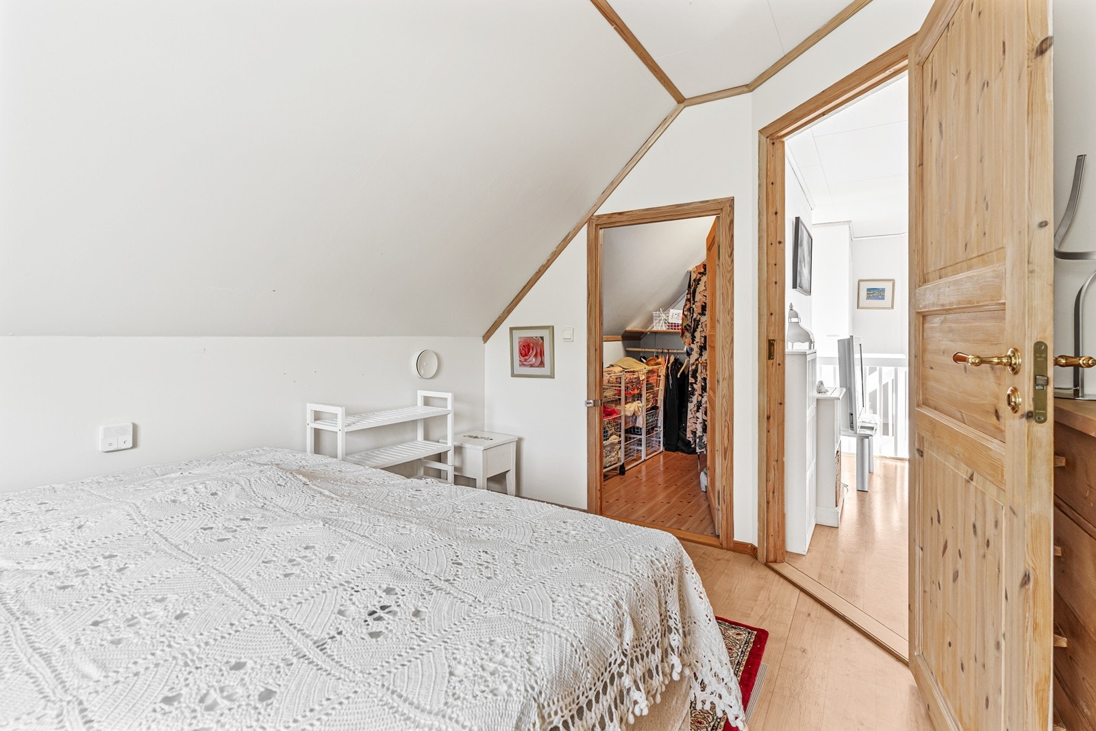 Soverom med tilkomst til kott/walk-in. Galleribilde