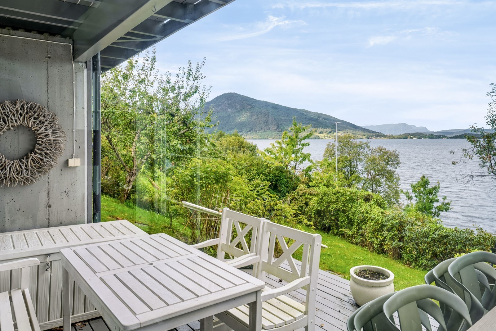 Fra stuen i kjeller et det terrasse. Galleribilde