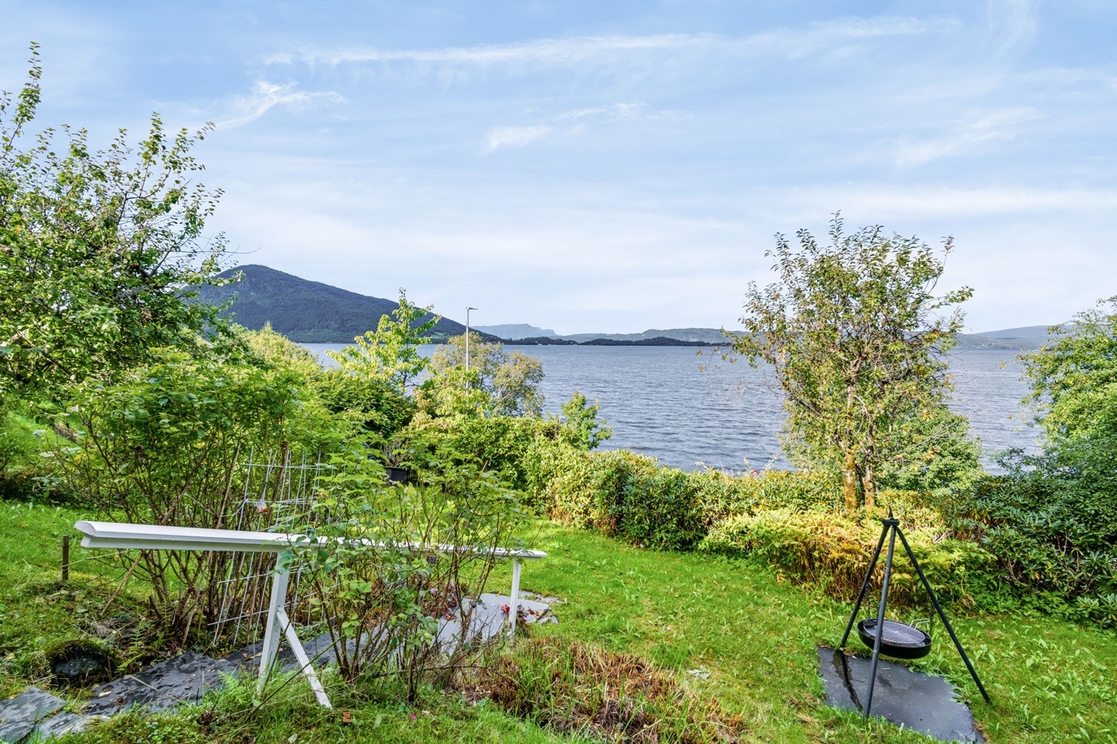 Eiendommen har romslig hageområde med mye potensiale. Galleribilde