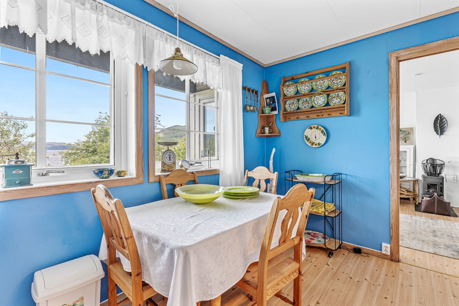 Det er plass til spisebord på kjøkkenet. Galleribilde