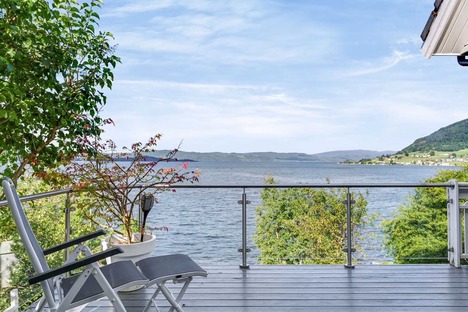En innholdsrik enebolig over tre plan med idyllisk beliggenhet kun en kort kjøretur fra Rosendal sentrum. Galleribilde