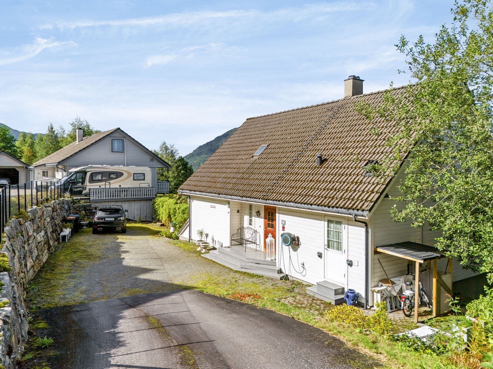 Boligen er oppført i 1998, og ny eier må påberegne oppgraderinger for å tilfredsstille dagens krav til standard. Galleribilde