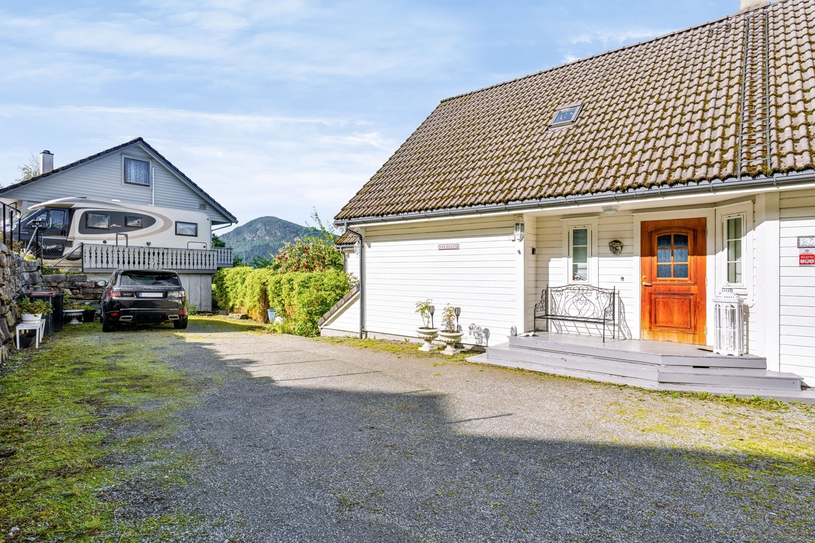 Gruset innkjørsel/gårdsrom med plass til flere biler. Galleribilde