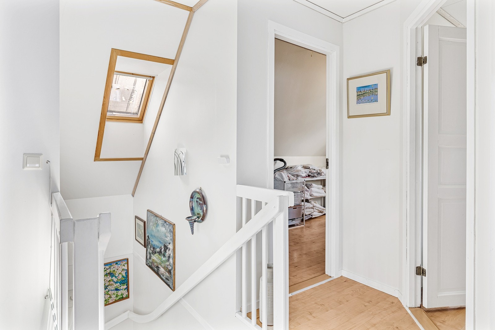 Opp i 2. etasje finner man loftstue, bad og 3 soverom. Galleribilde