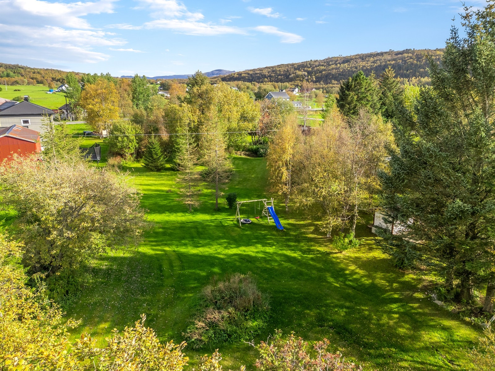 Eiendommen har et stort og åpent hageareal med god boltreplass for lek og aktiviteter. Galleribilde