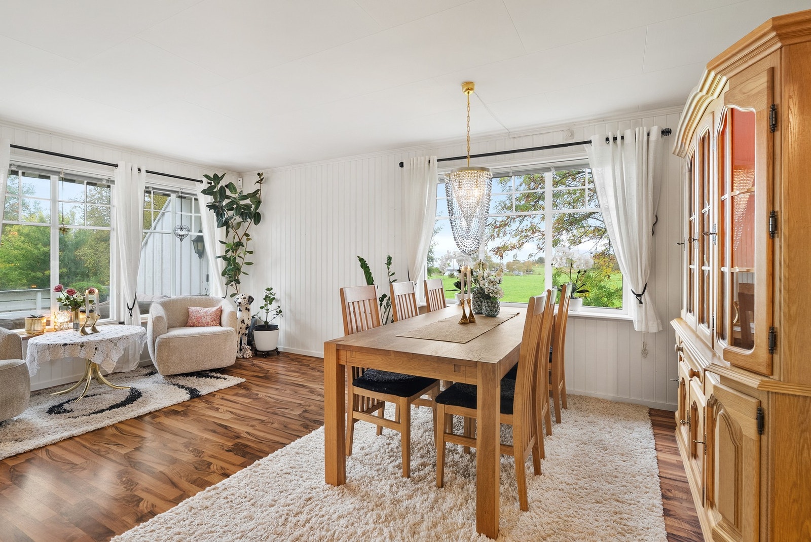 Spisestuedel med plass til langbord og godt utsyn mot hagen. Galleribilde
