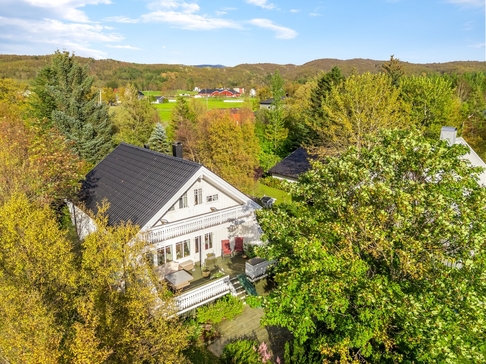 Tverlandsveien 468 med veranda, terrasse og omkringliggende hage. Galleribilde