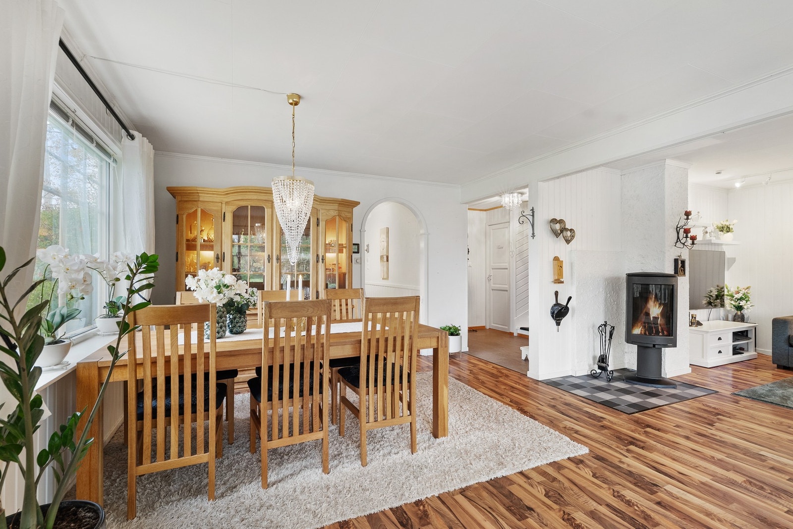 Spiseplass med god romfølelse og direkte siktlinje mot stuen og ildstedet. Galleribilde