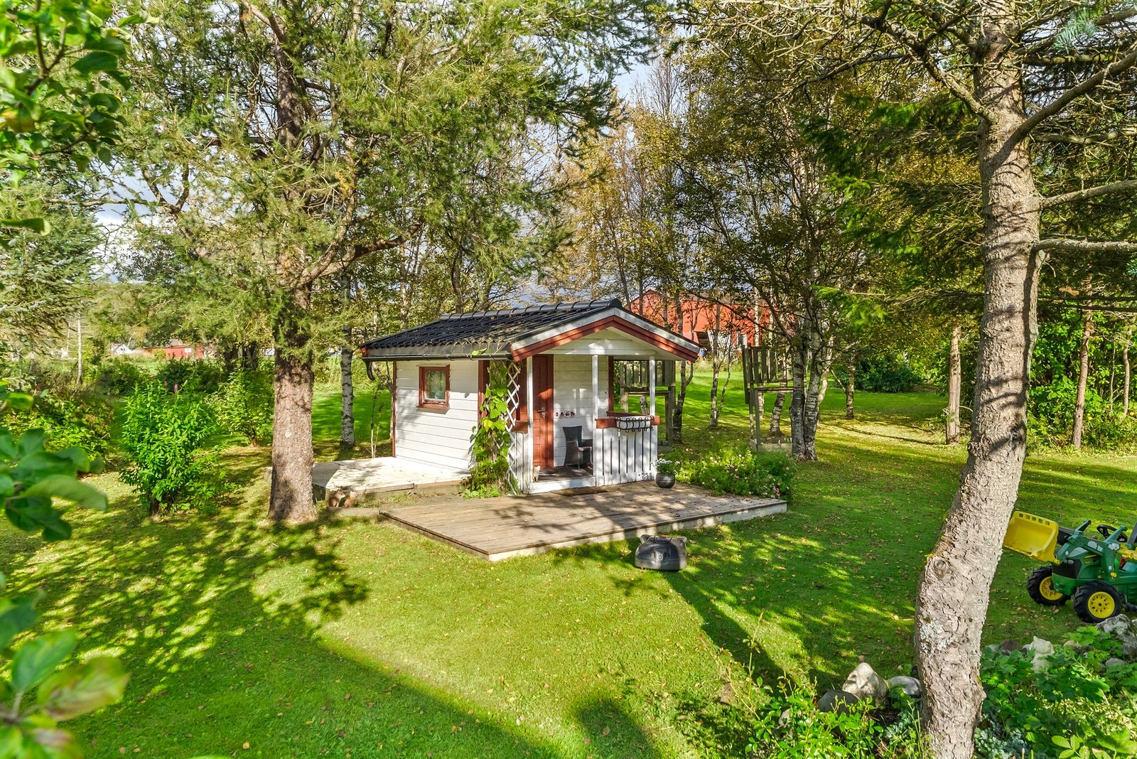 Lekehus med egen treplatting etablert på hagearealet. Galleribilde