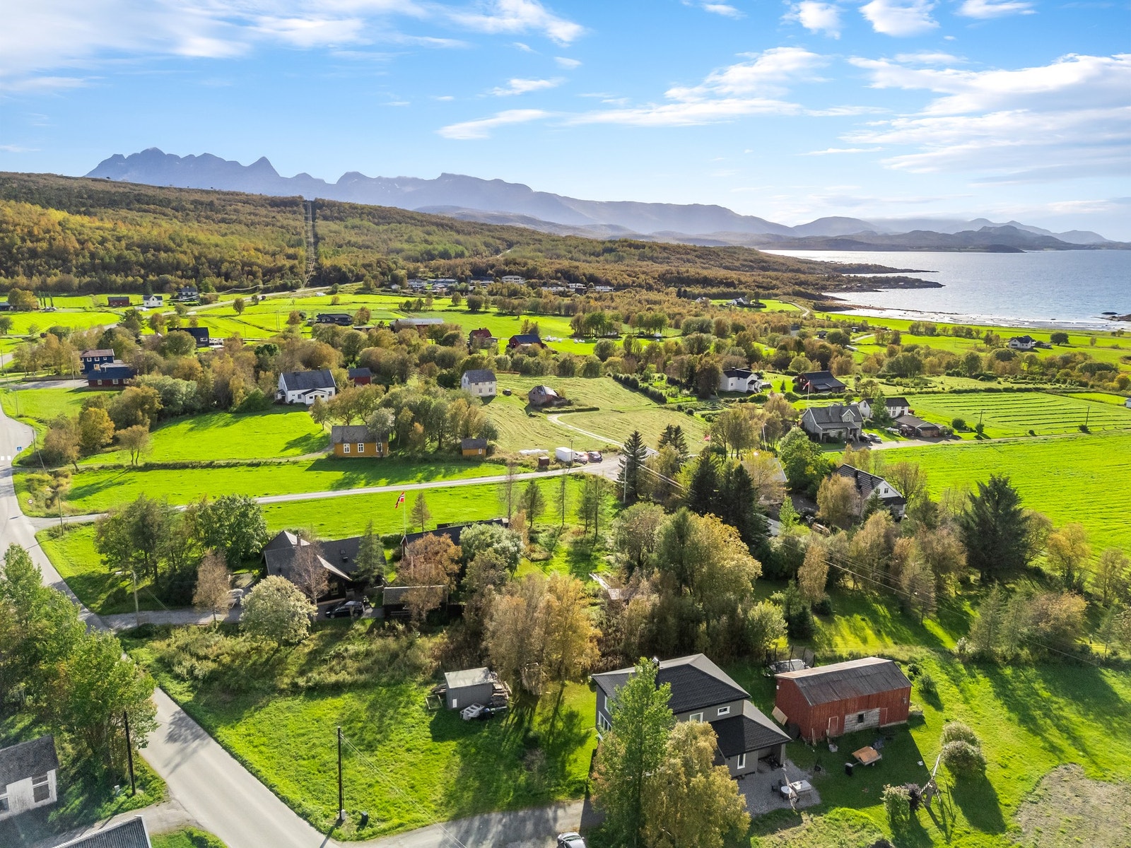 Eiendommen består av to frittstående eneboliger og dobbel garasje. Galleribilde