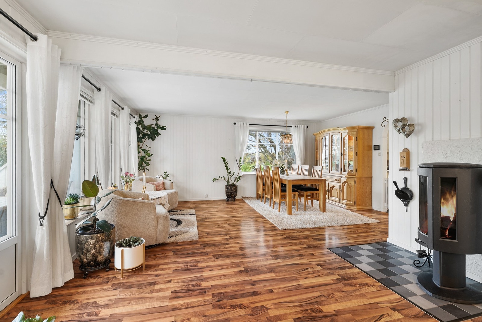 Oppholdsrommet gir god plass til ulike sittegrupper og spisebord. Galleribilde
