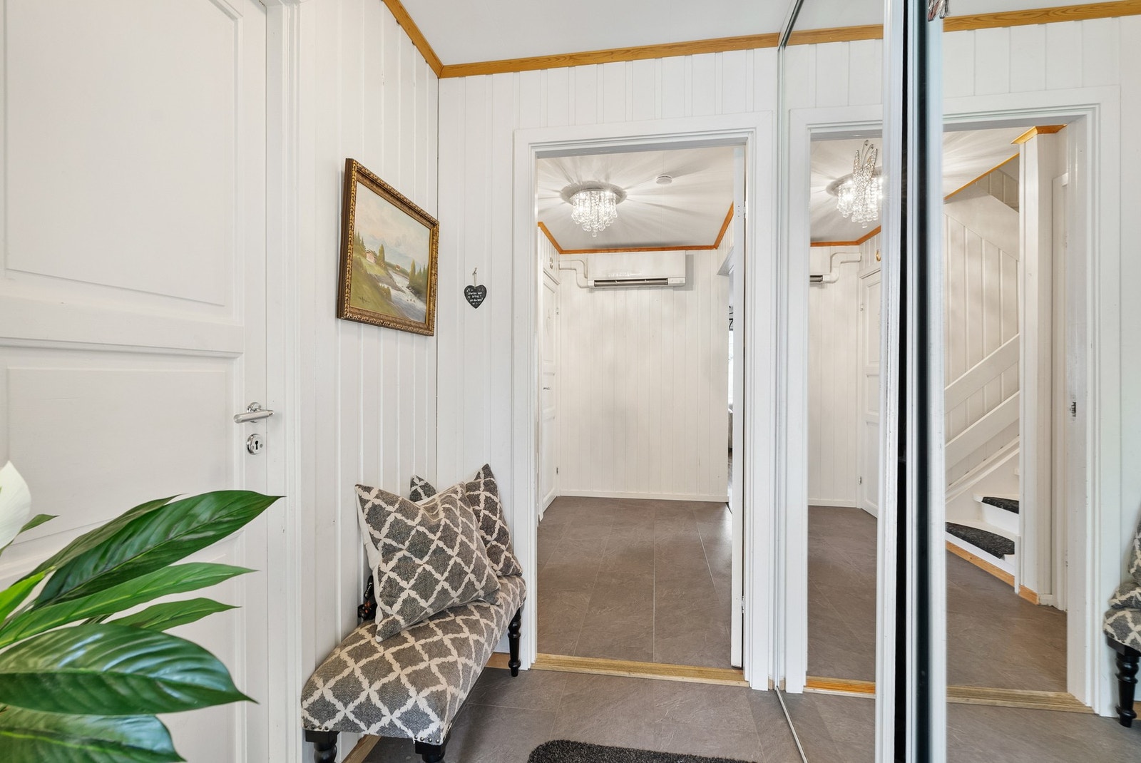 Gang med speilgarderobe og gjennomgang til etasjens øvrige rom. Galleribilde