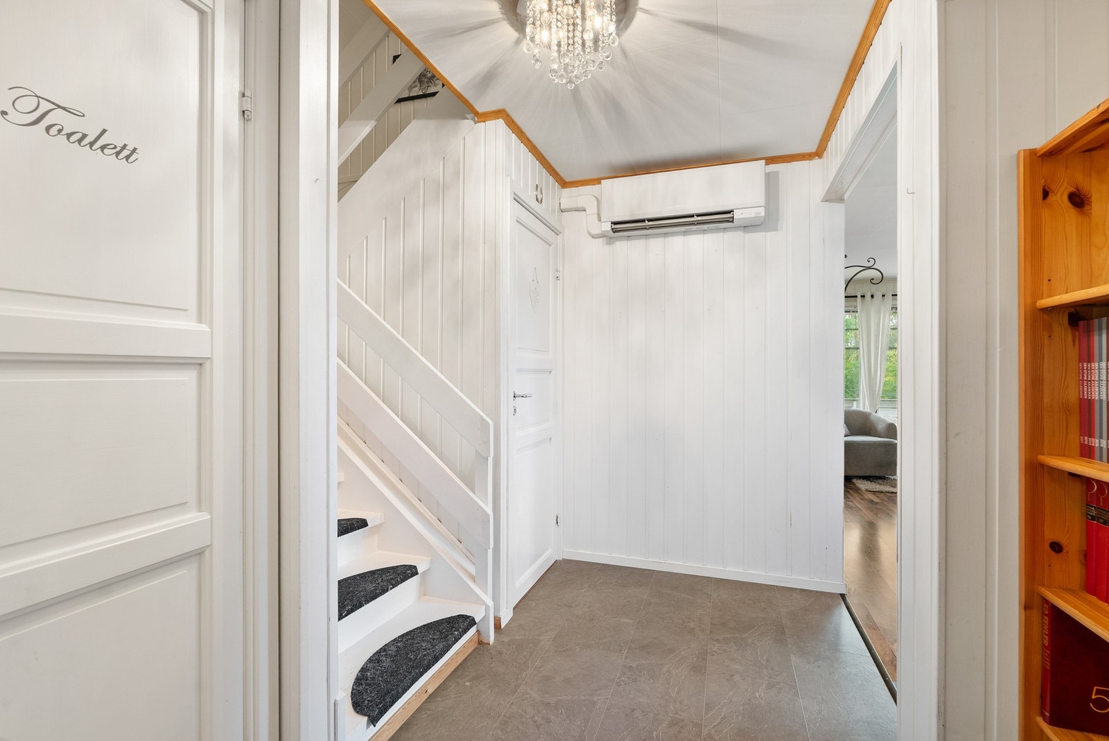 Trappegang med luft-til-luft-varmepumpe og adkomst til kjeller og 2. etasje. Galleribilde