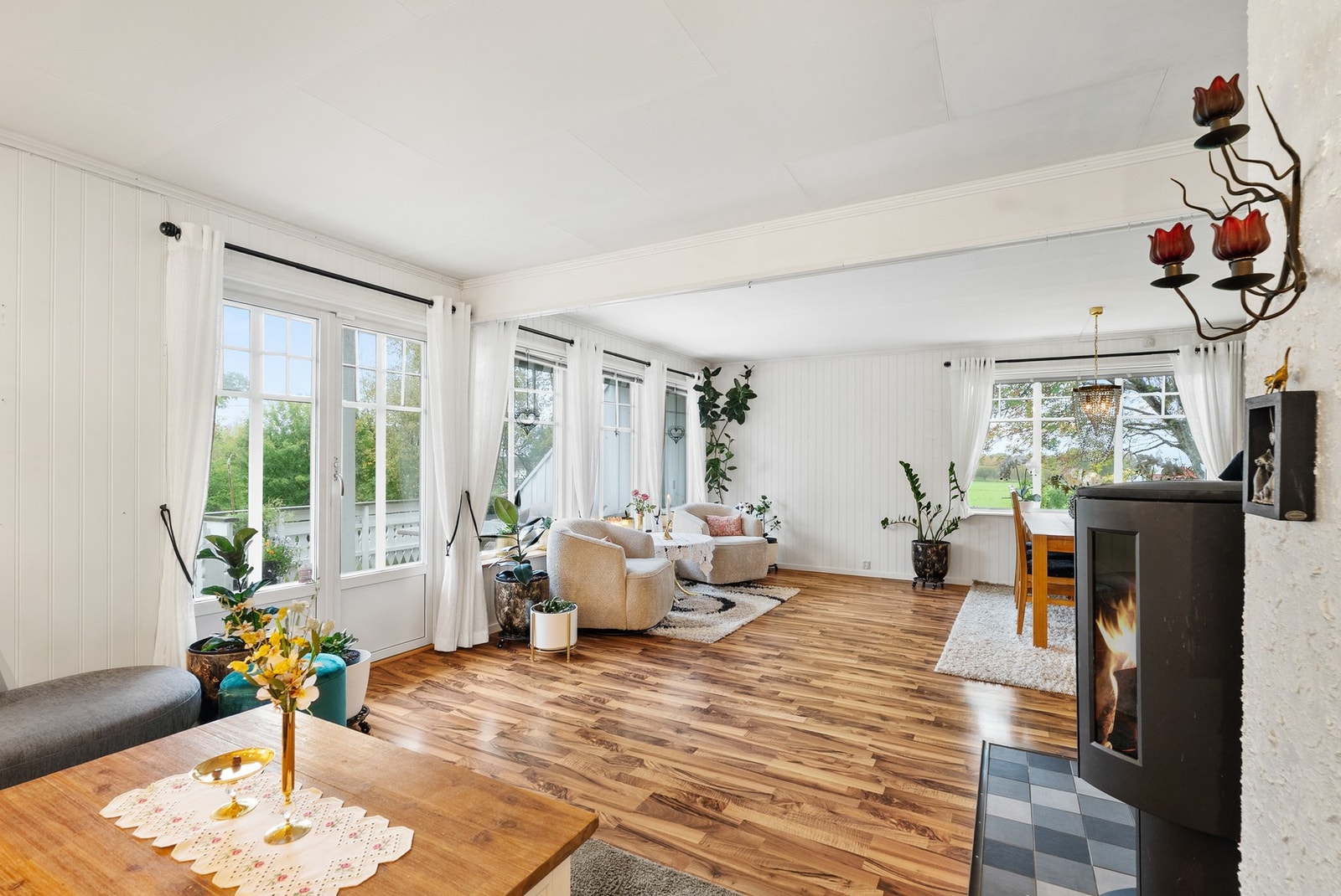 Utsyn mot hagen fra stuen, med utgangsdør til uteplassen. Galleribilde