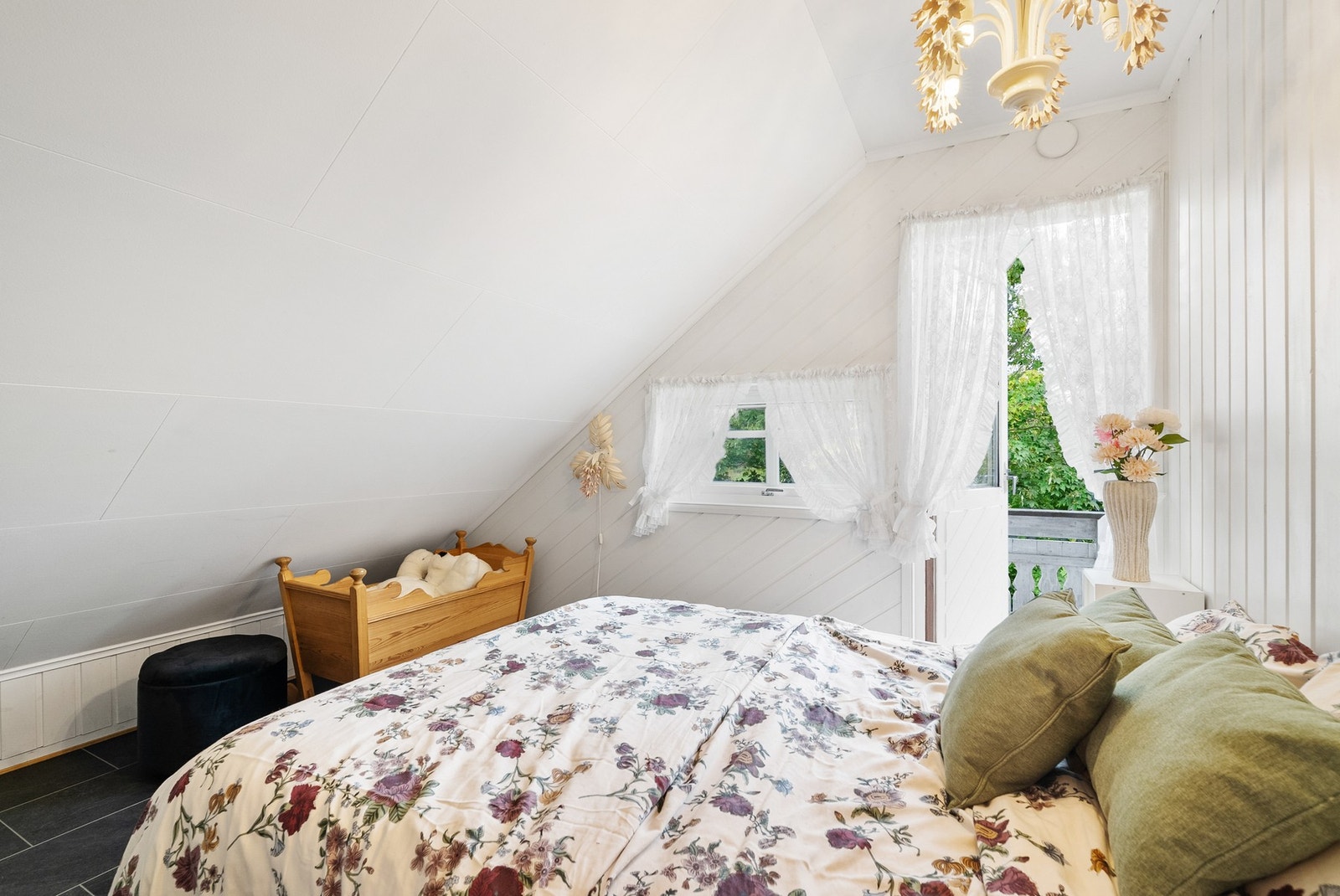Det andre soverommet med utgang til balkong og plass til seng og nattbord. Galleribilde