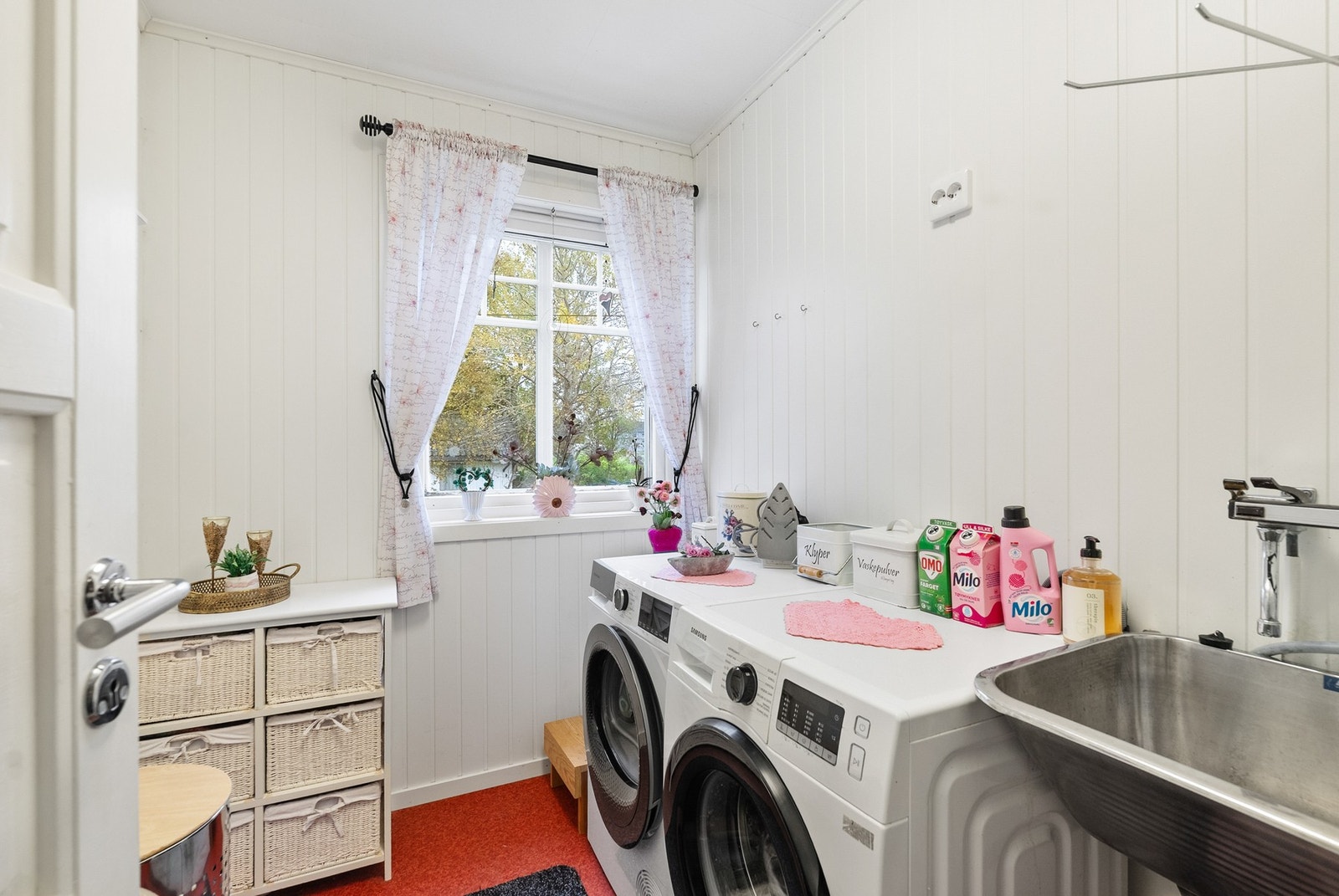 Vaskerom i 1. etasje utstyrt med skyllekar og opplegg for vaskemaskin. Galleribilde