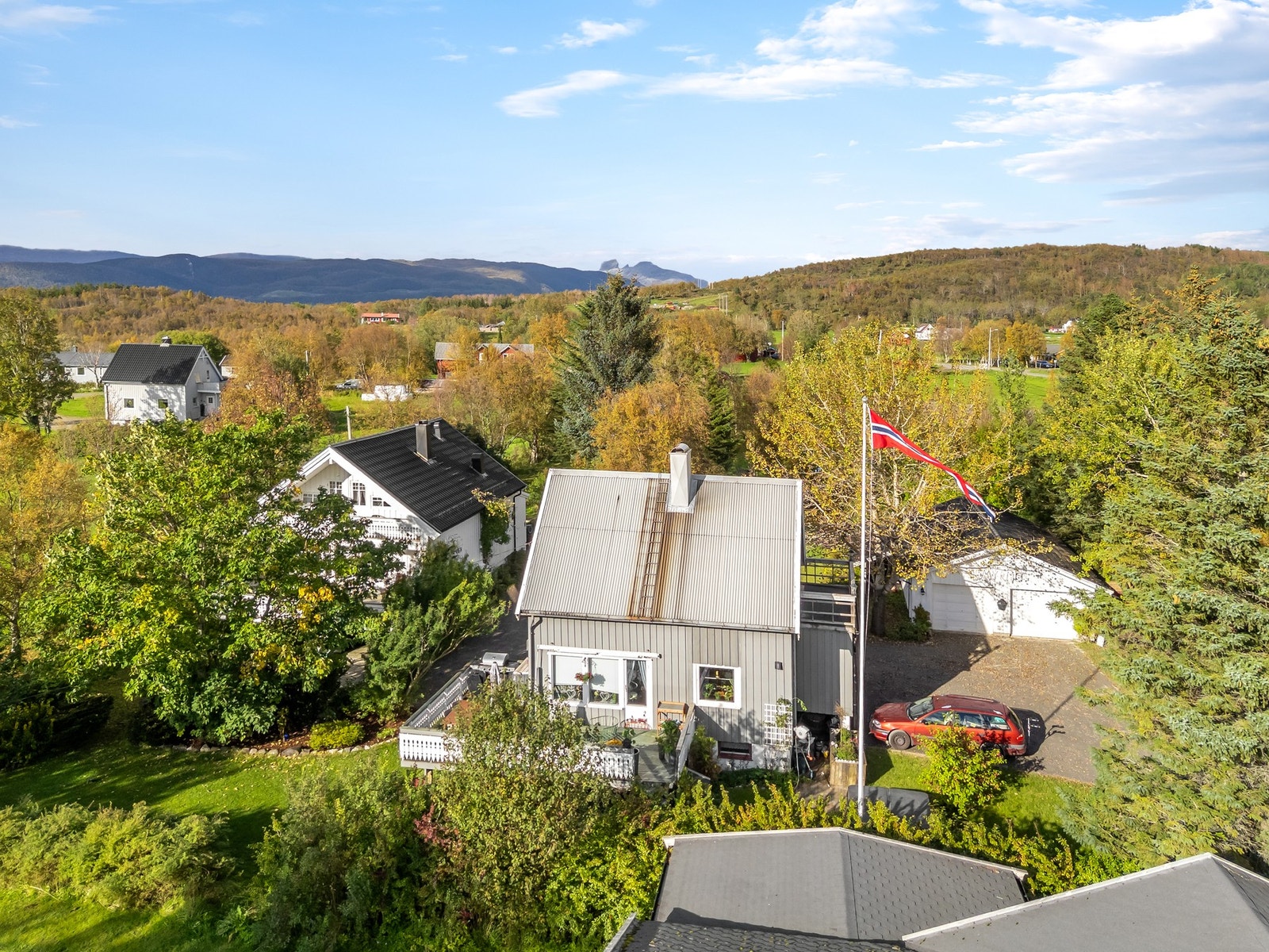 Tverlandsveien 470 er oppført i 1952 over to etasjer samt kjeller, med tilhørende hage og gårdsplass. Galleribilde