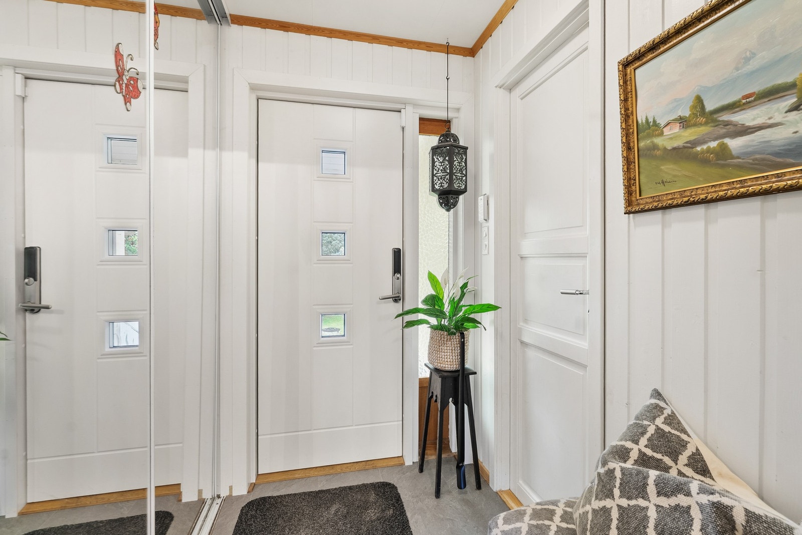 Vindfang med skyvedørsgarderobe med speilfronter og plass til yttertøy. Galleribilde