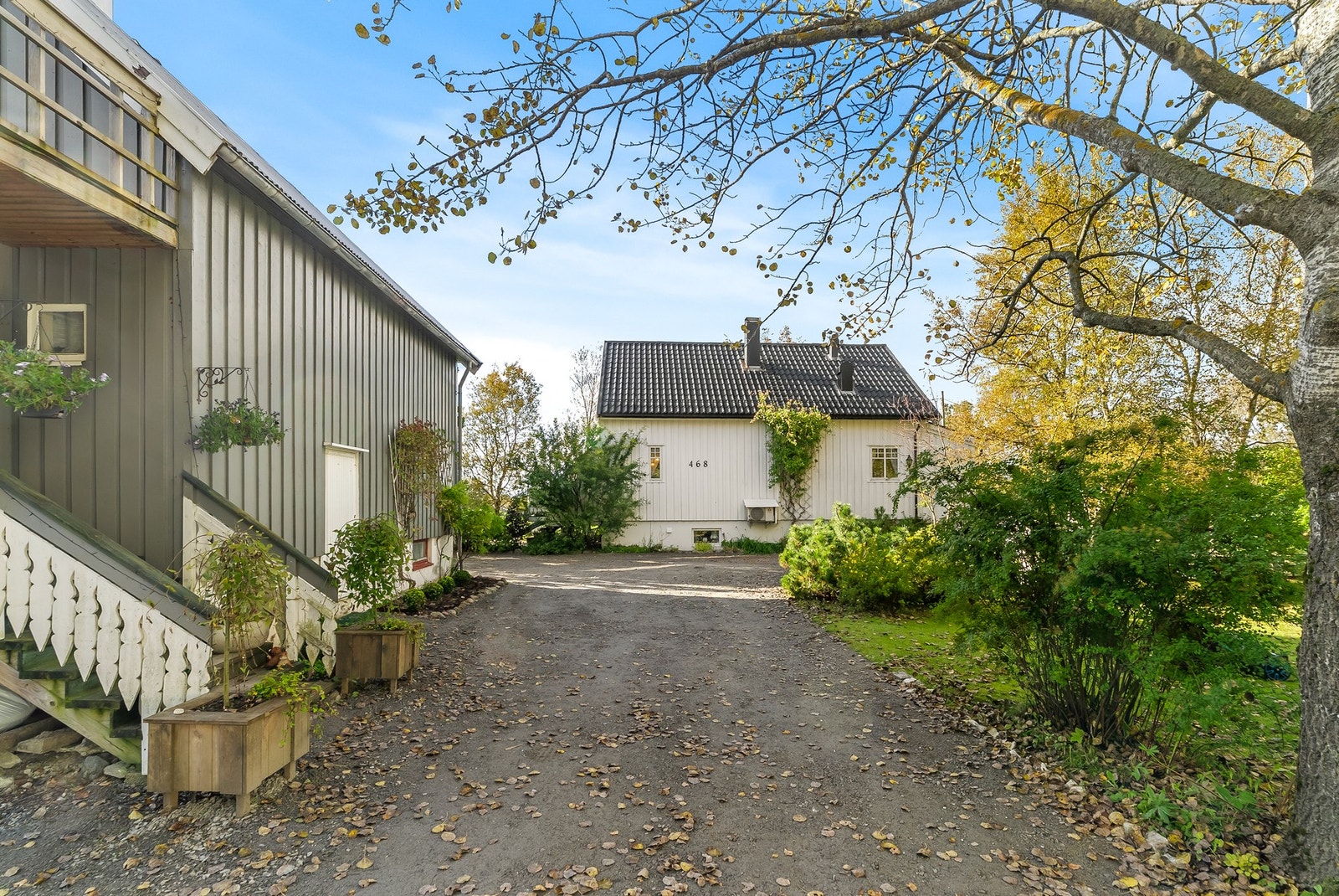 Inngangsparti med trappeoppgang til 1. etasje i Tverlandsveien 470. Galleribilde