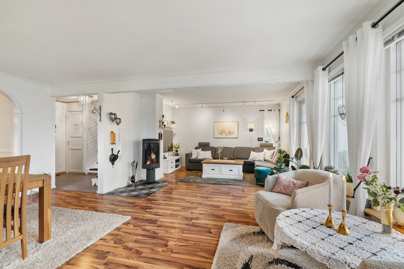 Romslig stue med god plass til både sofagruppe og spisebord. Galleribilde