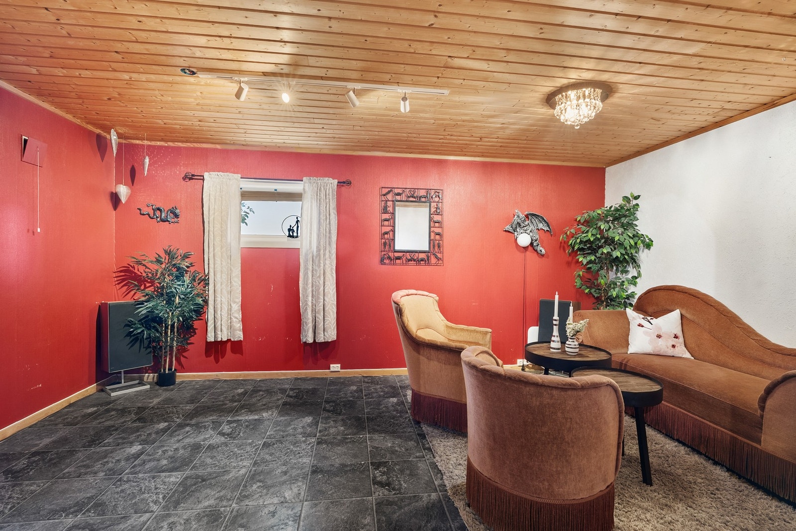 Innredet rom i kjelleren med panelkledd himling og flismønstret laminat. (ikke omsøkt Bodø kommune) Galleribilde