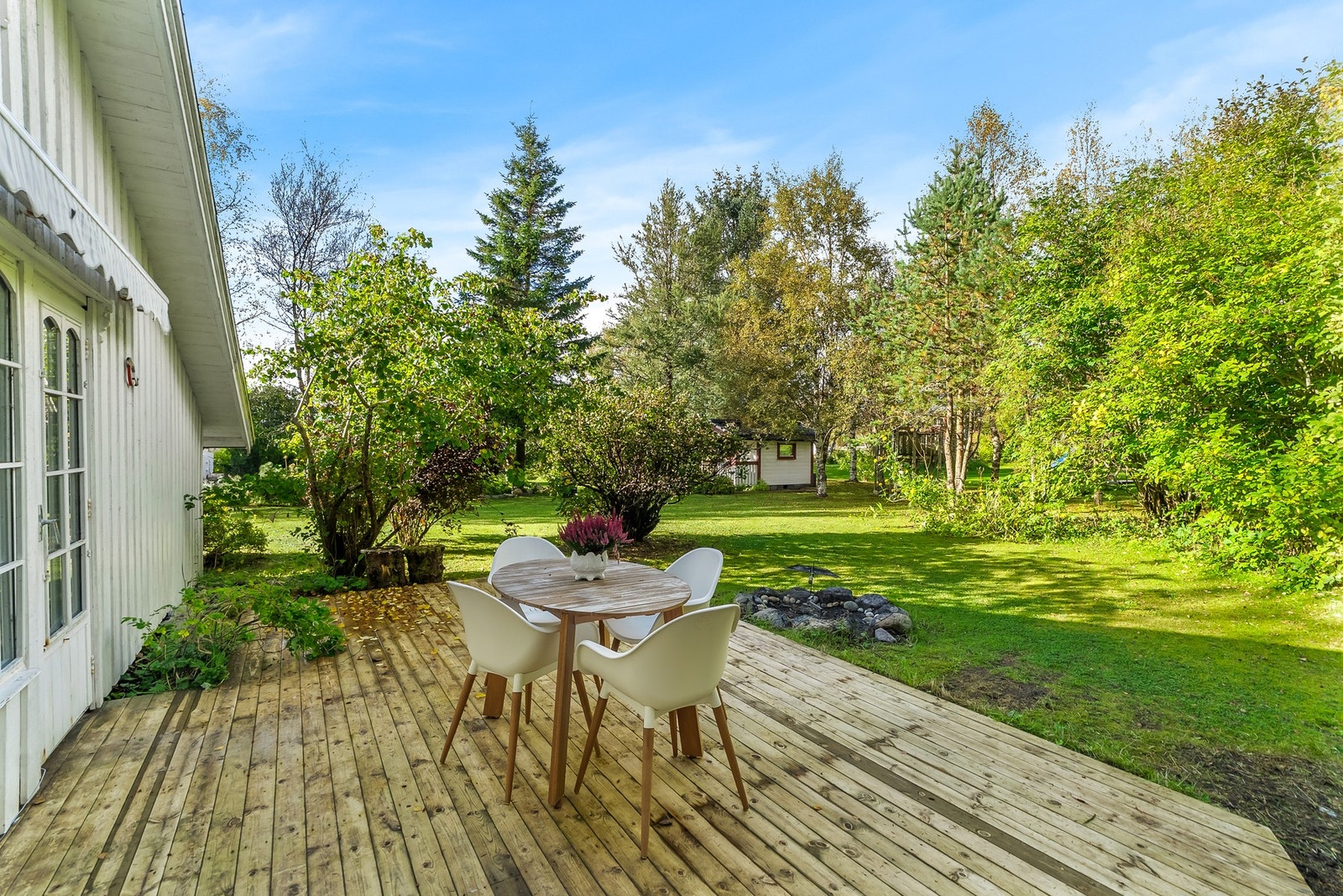 Skjermet terrasse og direkte adkomst til hagen. Galleribilde