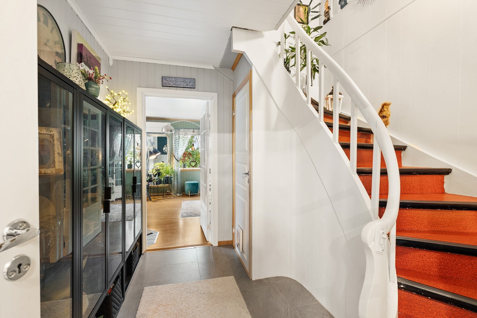 Entré i Tverlandsveien 470 med malt tretrapp til 2. etasje og inngang til stuen. Galleribilde