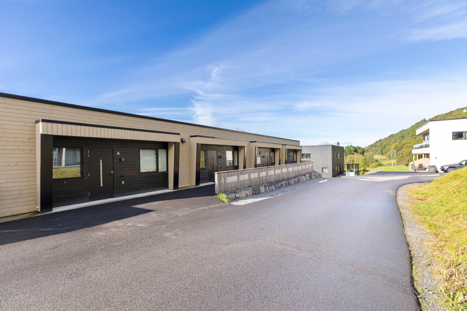 Asfaltert adkomst. Galleribilde