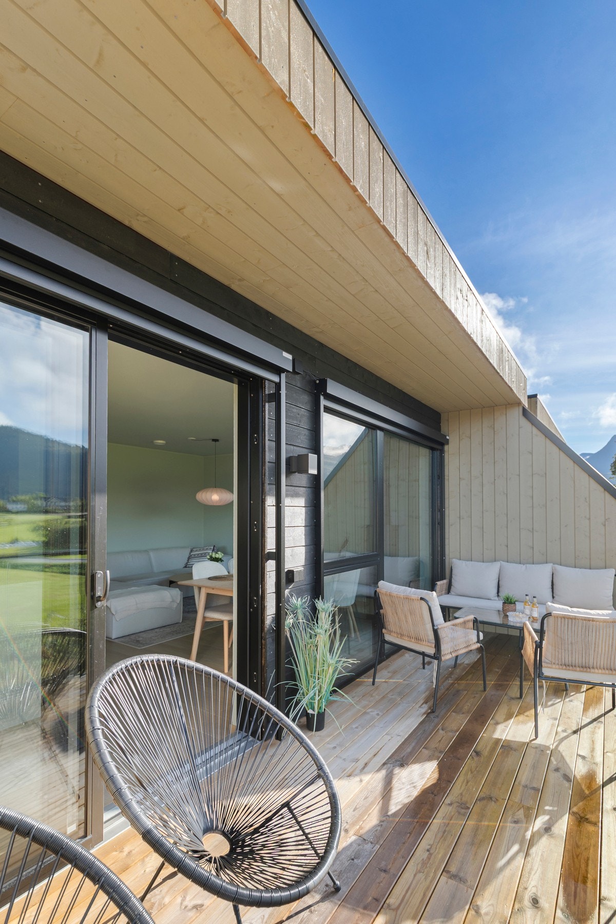 Fra balkongen kan det nytes nydelig utsikt og svært gode solforhold. Galleribilde