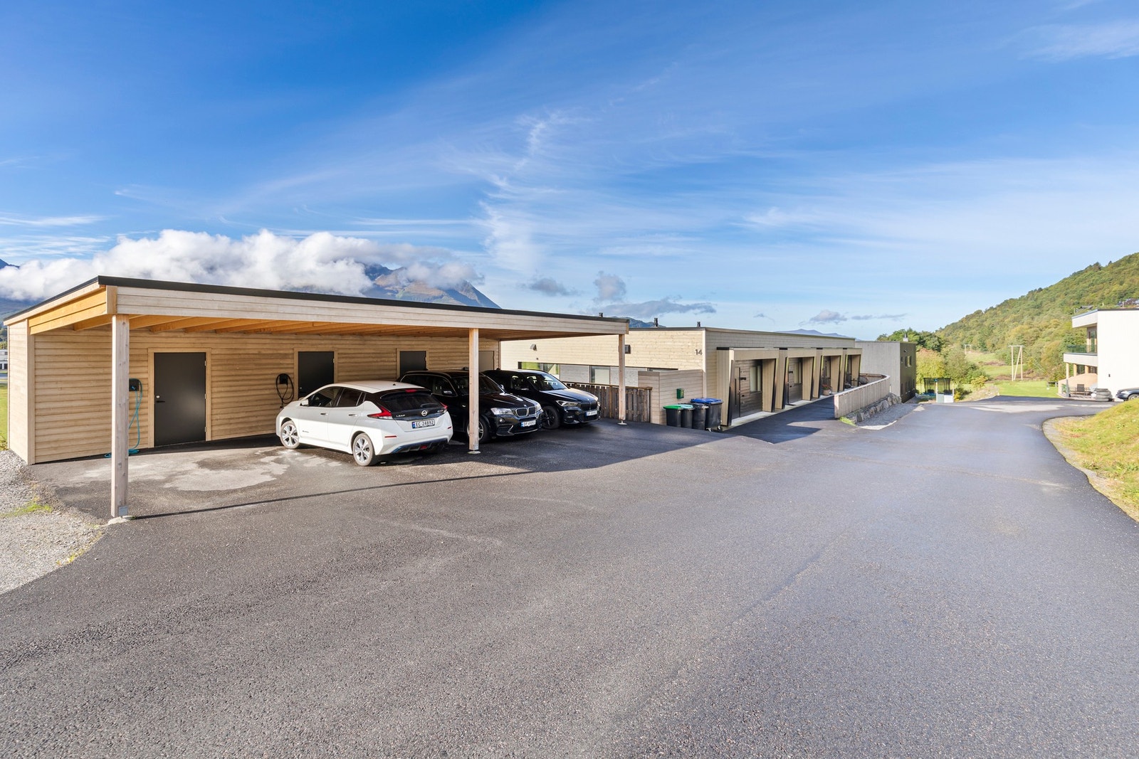 Det medfølger en parkeringsplass i carport med tilhørende sportsbod i bakkant. Carporten har montert elbil-lader fra Zaptec. Galleribilde