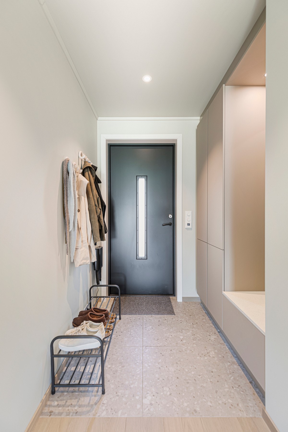 Videre inn har du flislagt gang med varmekabler i gulv og spotlights i himling, samt garderobe for klesoppbevaring. Galleribilde