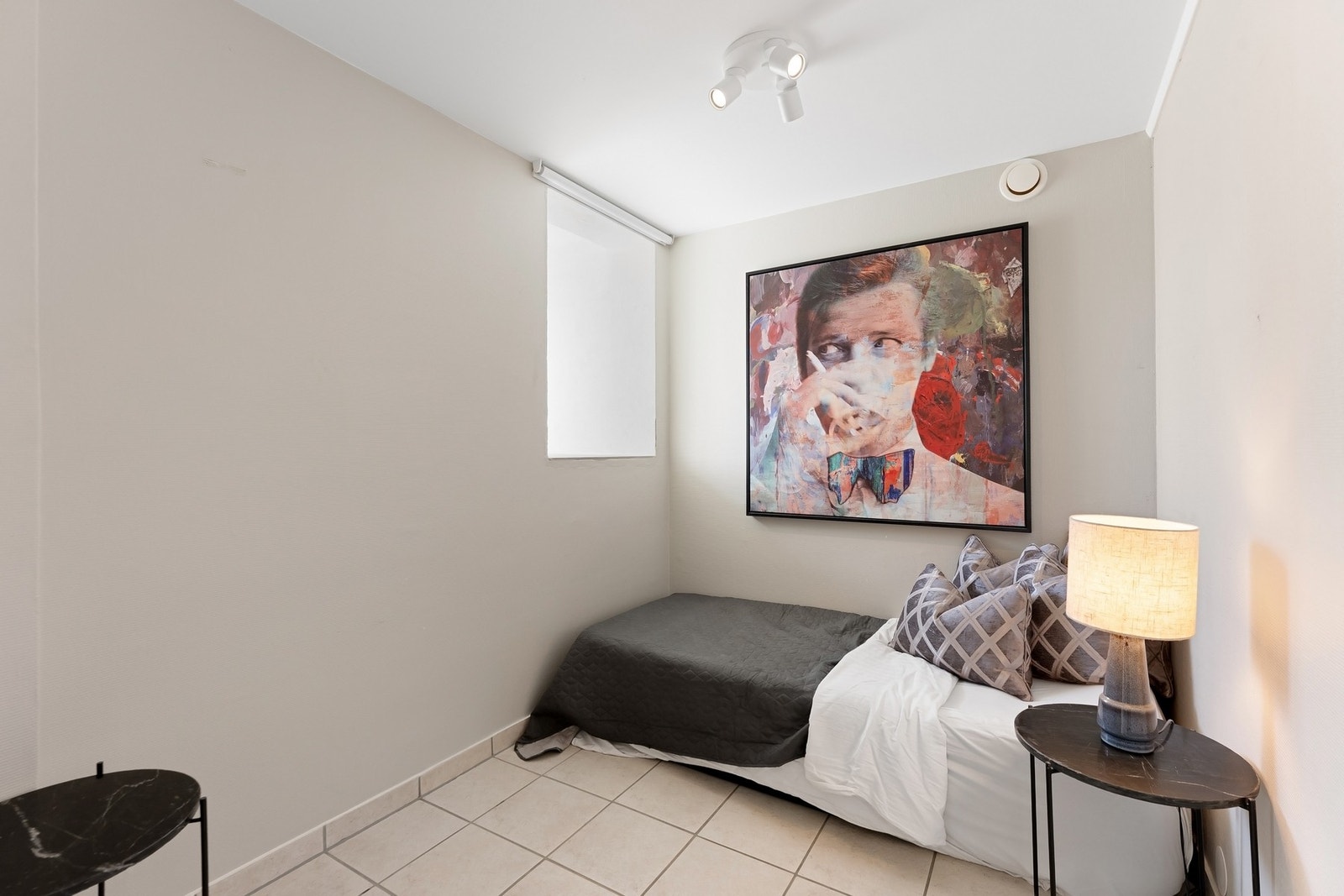 Dette soverommet kan også gjøres om til hybel nummer to med egen inngang dersom ønskelig. Galleribilde